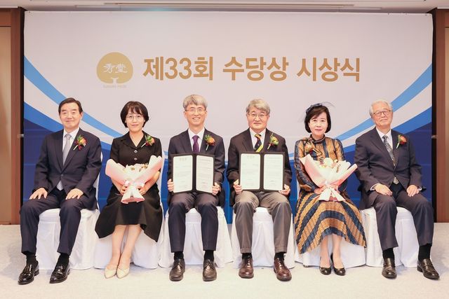 지난 29일 서울 소공동 롯데호텔에서 열린 제33회 수당상 시상식에서 김윤 수당재단 이사장(왼쪽부터), 포스텍 이현우 교수 내외,&nbsp;조길원 교수 내외,&nbsp;진정일 수당상 운영위원장이 기념촬영을 하고 있다. / 사진=삼양그룹