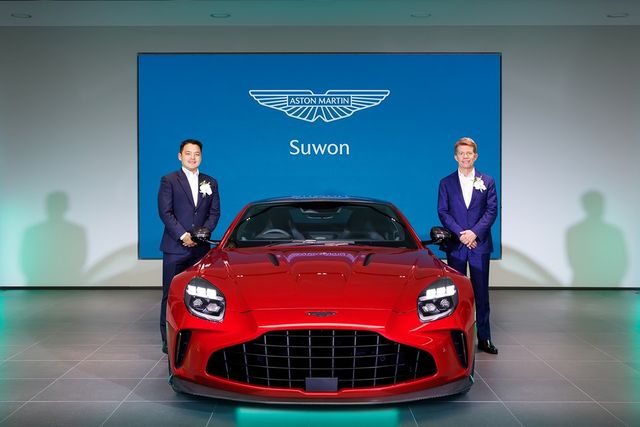 애스턴마틴 수원 전시장에서&nbsp;권혁민 브리타니아오토 대표(오른쪽)와 그레고리 아담스&nbsp;애스턴마틴 아시아지역 총괄 사장이 기념촬영을 하고 있다. / 사진=브리타니아오토