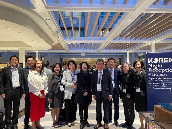 코리아 나잇 리셉션을 공동주관한 임원들이 단체사진을 찍고 있다. /사진=한국제약바이오협회