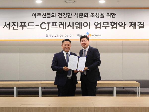 최성규 서진푸드 대표(왼쪽)와 배도수 CJ프레시웨이 급식사업담당이 기념촬영을 하고 있다. / 사진=CJ프레시웨이