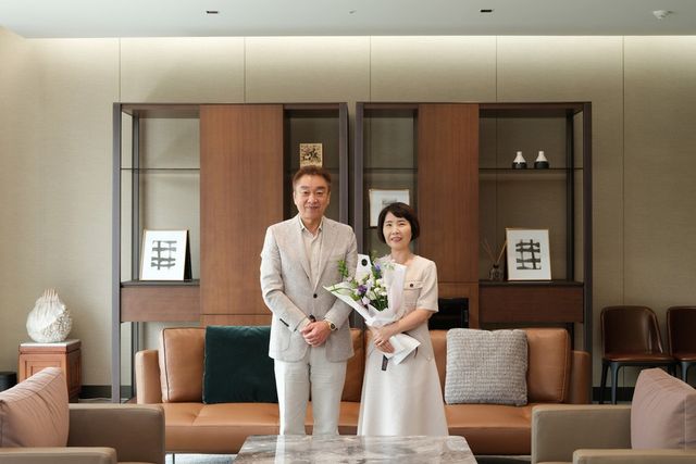 지난 5일 아워홈 마곡 본사에서 이영열 부회장(왼쪽)과 2024 파리올림픽 사격 금메달리스트&nbsp;반효진 선수의 모친인 이정선씨가 기념 촬영을 하고 있다. / 사진=아워홈