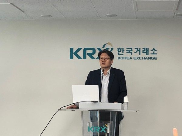 황승택 하나증권 리서치센터장이 10일 한국거래소에서 열린 '2024년 글로벌 경제 및 금융시장 전망'&nbsp;간담회에서 강연하고 있다. /사진=김현정 기자