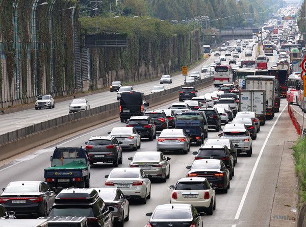 서울 서초구 잠원IC 경부고속도로 하행선이 귀성 차량으로 혼잡을 빚고 있다. /사진=연합뉴스