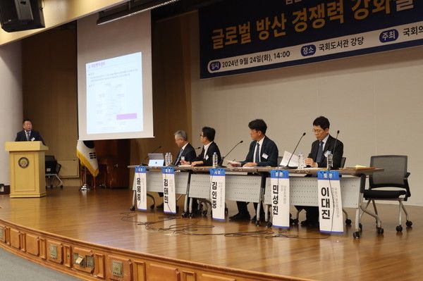 방위산업 중소벤처기업 관계자들이 대-중소기업 간 동반 성장·상생 협력 위한 법제도 혁신 방안 등에 대한 의견을 나누고 있다. /사진=방산중소벤처기업협회