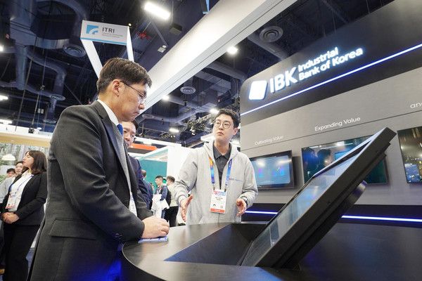 미국 라스베가스에서 개최된 CES 2025에서 김형일 IBK기업은행 전무이사(앞 왼쪽)가&nbsp;IBK홍보관을 둘러보고 있는 모습 /사진=IBK기업은행