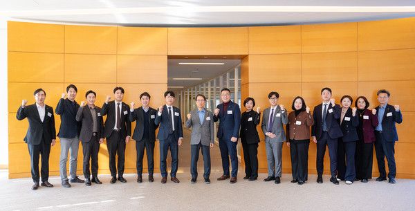 신창재 교보생명 대표이사 겸 이사회 의장(왼쪽 일곱 번째)이&nbsp;10일&nbsp;충남&nbsp;천안&nbsp;교보생명&nbsp;계성원(연수원)에서&nbsp;'2025년 출발 전사경영전략회의'를 마치고&nbsp;우수 지점장들과 오찬을 함께한 후 기념촬영을 하고 있다. /사진=교보생명