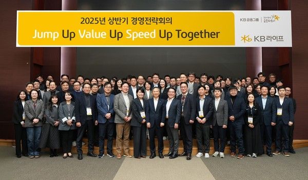 KB라이프는 지난&nbsp;10일 '2025년 상반기 경영전략회의'를 진행한 가운데,&nbsp;정문철 대표이사 사장(앞줄 왼쪽에서&nbsp;9번째)과&nbsp;KB라이프, KB라이프파트너스, KB골든라이프케어 등 라이프&nbsp;3사 임원 및 파트장들이 기념사진을 촬영하고 있다. /사진=KB라이프