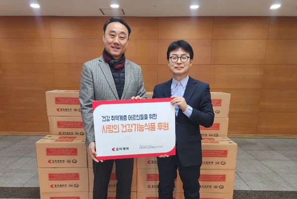 고정관 조아제약 기획홍보실장(오른쪽)이 마정욱 은평어르신돌봄통합지원센터장과 기념 촬영을 하고 있다. /사진=조아제약