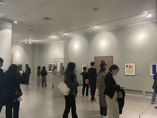 서울 노원아트뮤지엄에서 열리고 있는 '뉴욕의 거장들: 잭슨 폴록과 마크 로스코의 친구들' 전시에 방문한 관람객들. / 사진=이엔에이파트너스