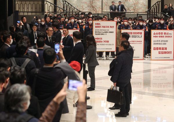 23일 오전 고려아연 임시 주주총회에서 문병국 고려아연 노조위원장을 비롯한 노조원들이 구호를 외치고 있다. /사진=연합뉴스