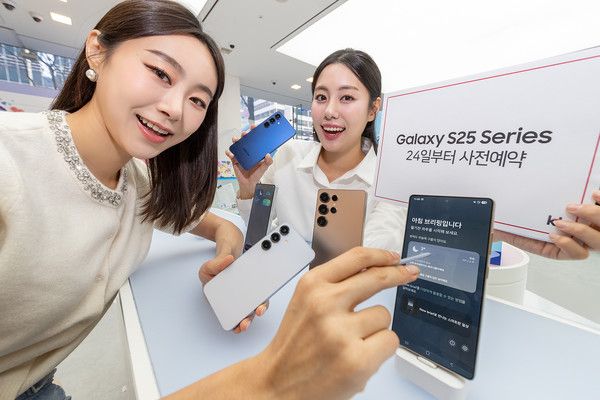 모델들이 KT '갤럭시 S25 시리즈' 사전 예약을 소개하고 있다./사진=KT