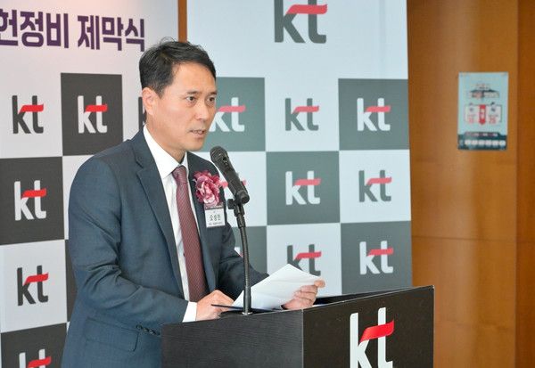 오성민 KT 영업·채널본부장 상무가 22일 KT대전고객센터에서 열린 열린 KSA 콜센터품질지수 명예의 전당 헌정비 제막식에서 축사를 하고 있다./사진=KT