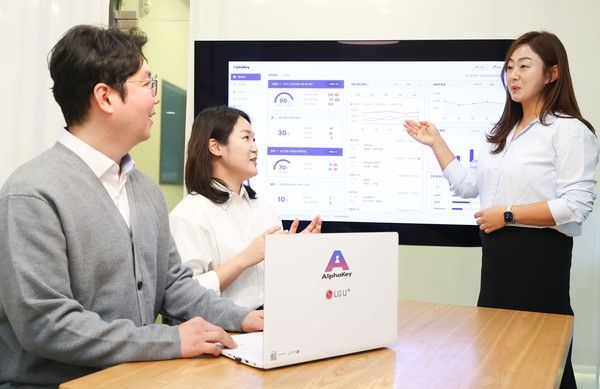 LG유플러스는 양자내성암호(PQC) 기술을 활용한 통합 계정관리 솔루션 '알파키'(Alphakey)를 정식 출시하고, 금융·공공기관 등 다양한 산업군의 고객사에 보급한다고 30일 밝혔다. 사진은 LG유플러스 직원들이 알파키를 소개하고 있는 모습. /사진=LG유플러스