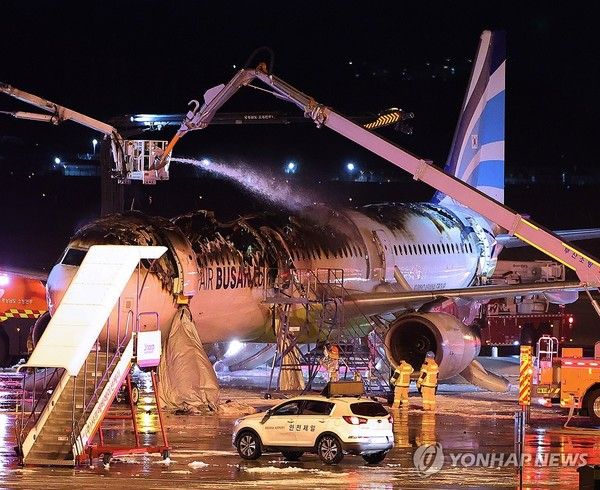 28일 오후 김해공항 계류장에서 승객 170명과 승무원 6명을 태우고 이륙을 준비하던 홍콩행 에어부산 항공기 BX391편 내부에서 불이 나 소방대원들이 진화 작업을 하고 있다. 화재는 1시간 16분 만에 완전히 진압됐고 승객 170명(탑승 정비사 1명 포함), 승무원 6명 등 모두 176명은 비상 슬라이드로 모두 탈출했다.