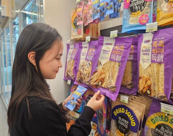 CU 편의점에서 고객이 득템 시리즈를 고르고 있다. / 사진=BGF리테일