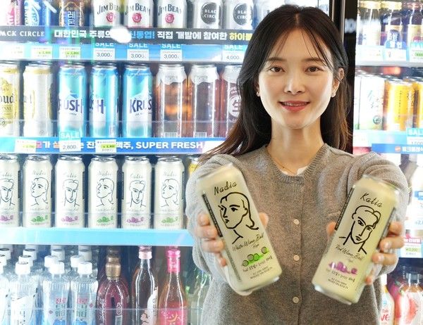 세븐일레븐 모델이 앙리마티스 와인볼을 소개하고 있다. / 사진=세븐일레븐