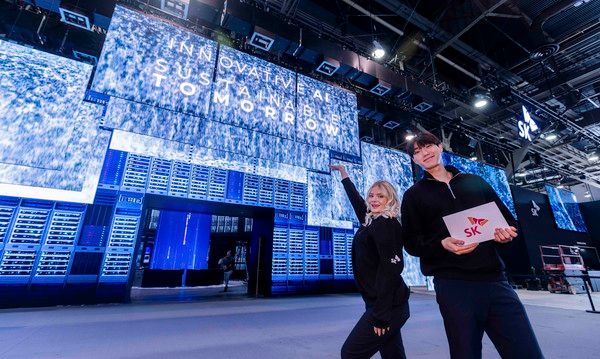 SKT가 미국 라스베이거스에서 열리는 ‘CES 2025’에서 혁신 AI 기술을 선보인다. SK전시관 입구에 설치된 '혁신의 문' 앞에서 모델들이 포즈를 취하고 있다./사진=SKT