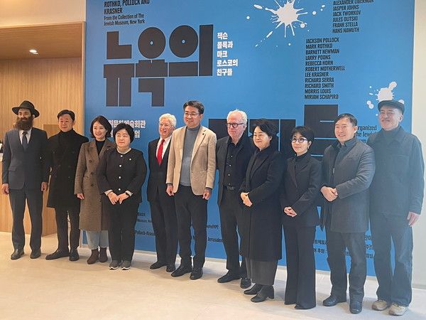 서울 노원구는 9일 노원아트뮤지엄에서 '뉴욕의 거장들: 잭슨 폴록과 마크 로스코의 친구들'의 개막식을 갖고 오는 10일부터 7월 10일까지 전시를 운영한다고 밝혔다. 오승록 노원구청장(왼쪽 6번째)과 내빈들의 단체 사진 모습. / 사진=이엔에이파트너스