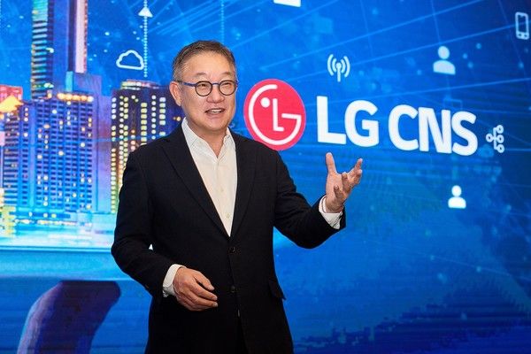 LG CNS CEO 현신균 사장이 9일 서울 여의도 콘래드호텔에서 열린 기업공개(IPO) 간담회에서 발표를 하고 있는 모습. 현신균 사장은 간담회에서 