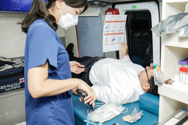 대신파이낸셜그룹 임직원들이 헌혈버스에서 단체 헌혈을 진행하고 있다. 사진=대신파이낸셜그룹