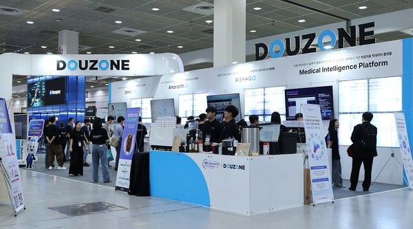 더존비즈온은 ‘AI Festa 2025’에 참가해 국내 최초로 AI 에이전트 마켓플레이스를 공개하고 지능형 업무 환경의 미래 비전을 제시했다./사진=더존비즈온.