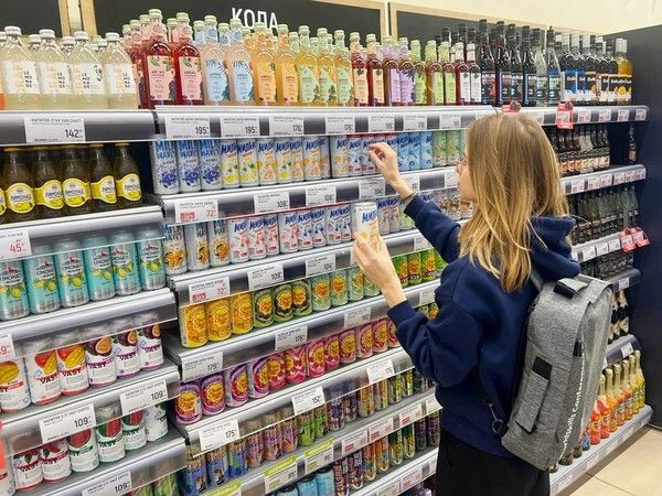 러시아 대형 마트에서 소비자가 밀키스를 구매하는 모습 /사진=롯데칠성음료