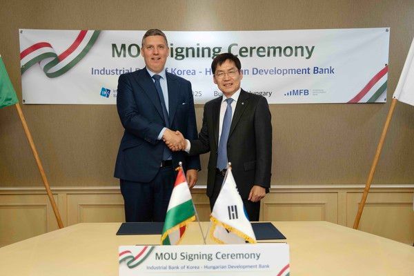 지난 2일(현지시간) 헝가리 부다페스트 소재 헝가리 개발은행 본사에서 김형일 IBK기업은행 전무이사(오른쪽)와 졸튼 잠보키 헝가리 개발은행 전무이사가 '양국 중소기업 지원을 위한 업무협약'을 체결한 뒤 기념촬영을 하고 있다. / 사진=IBK기업은행