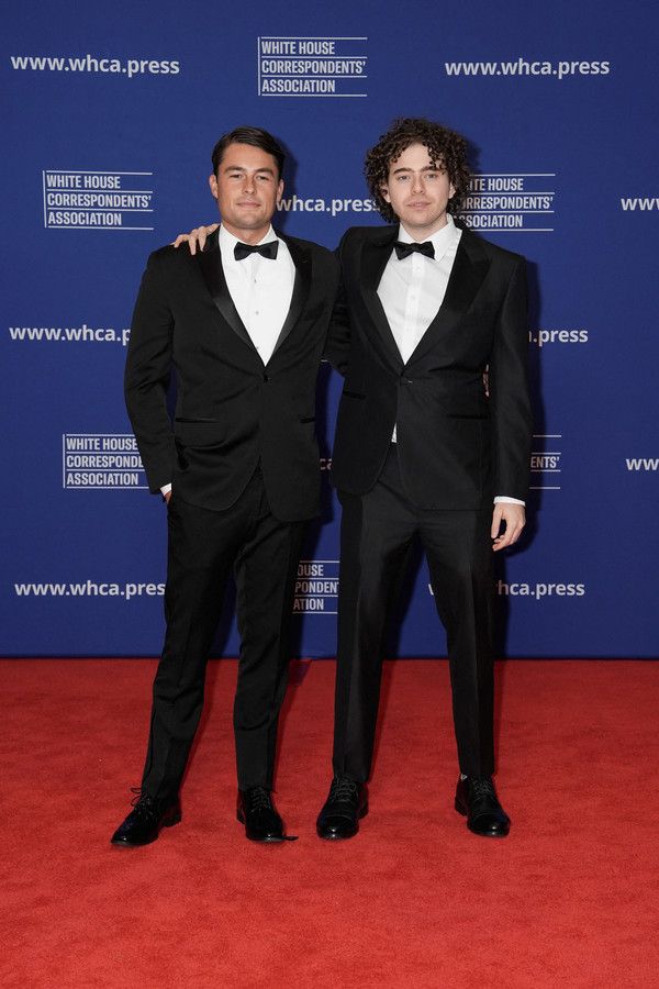 지난 4월 26일(현지시간) 폴리마켓의 셰인 코플란 창업자(오른쪽)가 미국 백악관 출입기자협회(WHCA) 모임에서 한 참석자와 포즈를 취하고 있다. / 사진=로이터연합뉴스