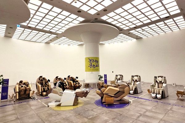 신세계 센텀시티점 '건강수명 충전소'에 조성된 헬스케어로봇 체험존 /사진=바디프랜드