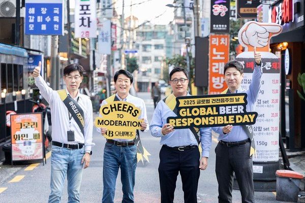 '글로벌 건전음주의 날'을 맞아 오비맥주 김병훈 영업 부사장(왼쪽에서 두 번째)과&nbsp;오비맥주 구자범 수석 부사장(왼쪽에서 세 번째)이 13일 서울 잠실 상권 거리에서 건전음주 캠페인을 펼치고 있다. /사진=오비맥주