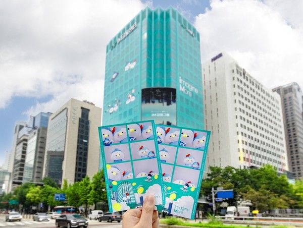 iM금융그룹은 청계천 변 광교사거리에 있는 서울 사옥 'iM금융센터'의 건물 외벽을 브랜드 컬러 '민트' 색상으로 랩핑하고&nbsp;이와 연계한 포토존과 포토부스 등 체험 공간을 구성했다. / 사진=iM금융그룹