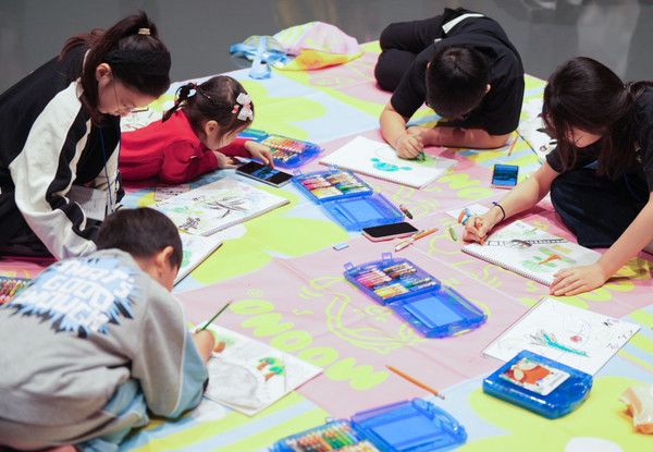 사생대회에 참여한 소아암 환아들이 그림 그리기에 열중하고 있다./사진=LG유플러스