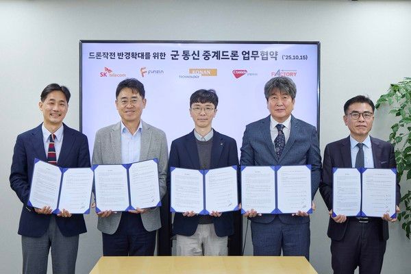 (왼쪽부터) 나경환 SKT 엔터프라이즈솔루션본부장, 김정훈 펀진 사업전략본부장, 김규훈 코난테크놀로지 국방AI사업부장, 김태연 콘텔라 MTS사업부문장, 김태훈 플랙토리 대표이사가 협약 체결 후 기념사진을 촬영하고 있다./사진=SK텔레콤