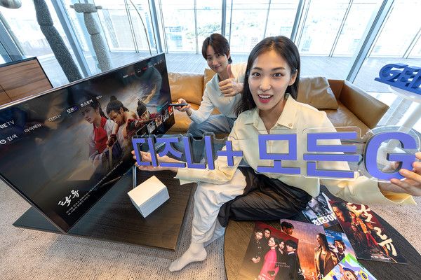 모델들이 ‘모든G 전용 메뉴’ 화면 앞에서 ‘지니 TV 디즈니+ 모든G’를 소개하고 있다./사진=KT