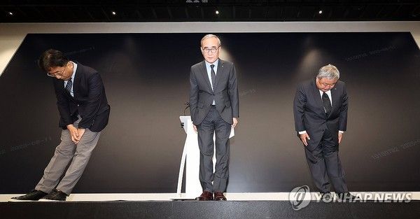 김영섭 KT 사장이 서울 종로구 KT 광화문빌딩 웨스트 사옥에서 소액결제 피해와 관련해 고개 숙여 사과하고 있다. /사진=연합뉴스&nbsp;