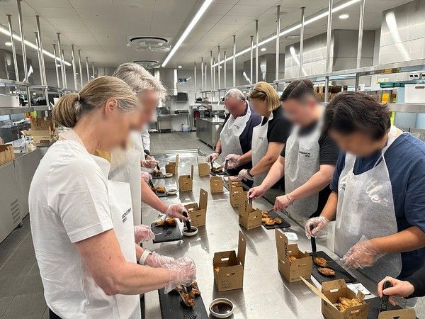 교촌에프앤비 교육 R&D센터 '정구관'에서 진행된 '교촌1991스쿨'에 참석한 글로벌 고객들이 교촌치킨을 조리하고 있는 모습 /사진=교촌치킨