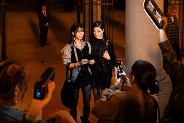 그룹 '키스오브라이프' 멤버 나띠, 하늘 26SS 쇼 현장 사진 (이자벨마랑 25FW 키 아이템 착용) /사진=LF