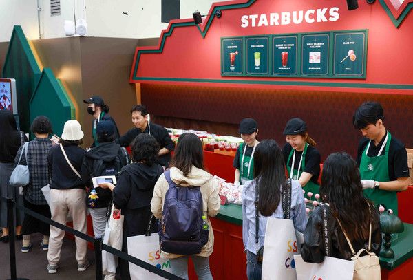 '미지엄' 행사장에서 30일 출시 예정인 크리스마스 프로모션 음료를 제공하는 모습 /사진=스타벅스 코리아&nbsp;