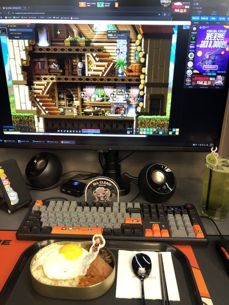 하이엔드 스펙의 게임PC 좌석에서 '메이플스토리' 게임을 플레이하면서 슈퍼플레이와 협업한 먹거리를 즐기고 있는 모습 /사진=김현정 기자