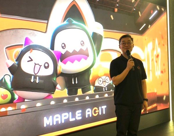 넥슨 '메이플스토리' 이동열 사업 실장이 '메이플아지트' IP 상설 PC방 소개를 하고 있다. /사진=김현정 기자