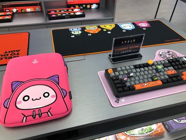 '메이플아지트'에서 판매되는 굿즈들 모습 /사진=김현정 기자