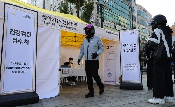 지난 1일 고양시 화정역 광장에서 진행된 '찾아가는 건강검진' 현장을 찾은 배달 종사자들이 건강검진 접수를 하고 있다. / 사진=KB금융그룹