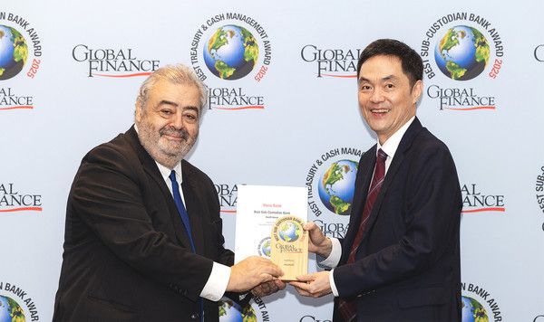 권우철 하나은행 수탁영업부 팀장(오른쪽)이 지난달 30일(현지시각)&nbsp;독일 프랑크푸르트에서 개최된 '2025 글로벌파이낸스지 금융거래 시상식(Global Finance Transaction Banking Awards 2025)'에서 안드레아 피아노(Andrea Fiano) 글로벌파이낸스지 편집자와 기념촬영을 하고 있다. / 사진=하나은행