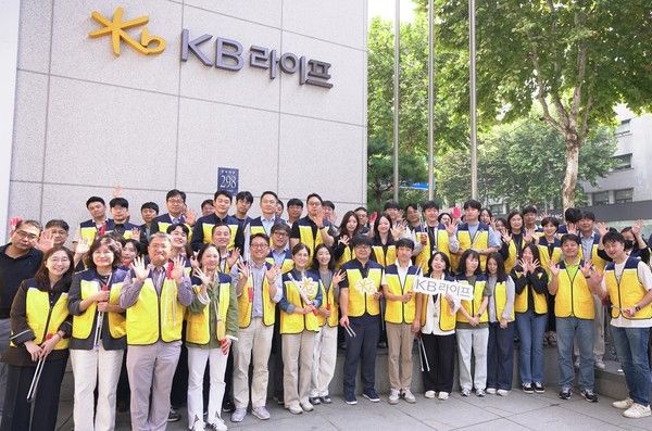 지난 1일 강남구 역삼동 강남대로 일대에서 진행된 ‘KB라이프 플로깅 데이’ 캠페인에 참여한 임직원들이 기념촬영을 하고 있다. / 사진=KB라이프