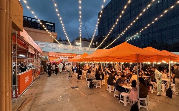 야외 공간인 '슈퍼 한돈 글로벌 야장'에서는 한돈을 활용한 다양한 글로벌 요리를 선보였다. /사진=한돈자조금