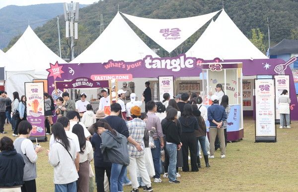 '제22회 자라섬 재즈 페스티벌'&nbsp;관람객들이 이벤트 게임 참가를 위해 삼양식품 '탱글'&nbsp;부스 앞에 줄지어 있다. /사진=삼양식품&nbsp;