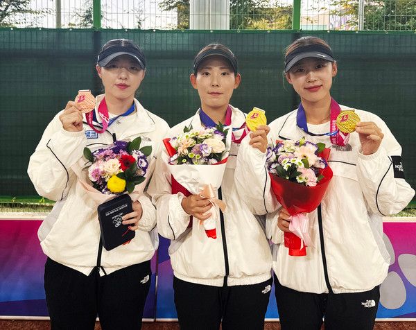 지난 19일 부산 을숙도 다목적 실내생활체육관에서 열린 제106회 전국체육대회에서 iM뱅크 소속 여자 소프트테니스팀 (왼쪽부터)김민주 선수(여자 개인단식 동메달), 정다은 선수(개인복식 금메달), 김한설 선수(개인복식 금메달)가 메달을 들고 기념촬영을 하고 있다. / 사진=iM뱅크