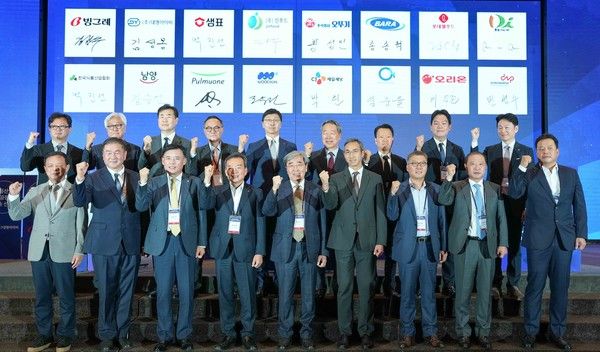 지난 20일 열린 '2025 식품산업 ESG 공동실천 선언식'에서 김승언 남양유업 대표집행임원(1열 우측 4번째)과 박진선 한국식품산업협회장(1열 우측 5번째) 등이 기념촬영을 하고 있다. /사진=남양유업