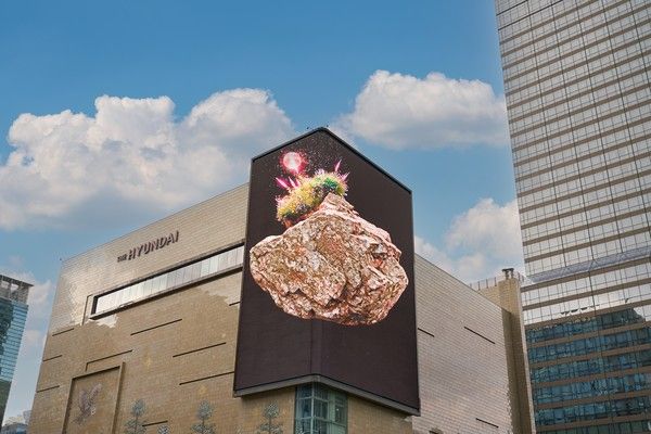 하트애비뉴 선정 작품인 박재훈 '피그말리온의 돌'이 현대백화점 무역센터점에서 전시되고 있다. /사진=현대퓨처넷