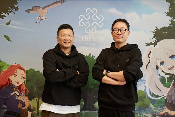 넥슨 강민철 사업실장(왼쪽)과 데브캣 이진훈 디렉터(오른쪽)가 20일 서울 성수동 KT&G 상상플래닛에서 '마비노기 모바일' 출시 7개월 기념 공동인터뷰를 진행했다. /사진=넥슨